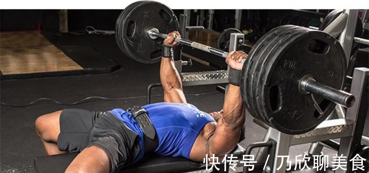 平板凳|不要把卧推练歪了这样练卧推才能把胸肌真正练大
