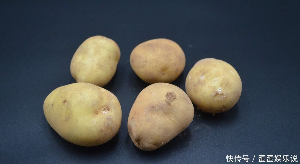 今天才知道,原来保存土豆这么简单,放半年不发芽不干瘪,真实用