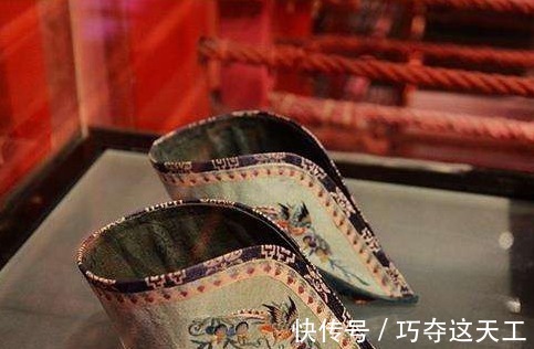 陋习@古代男子的畸形审美三寸金莲,从铁莲、银莲到金莲!