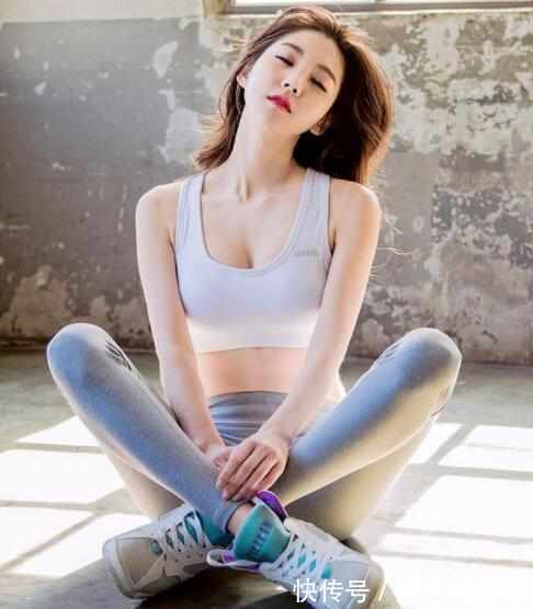 打底裤 迷人曲线的小姐姐,身姿丰盈,时尚靓丽,大好身姿很是夺目!