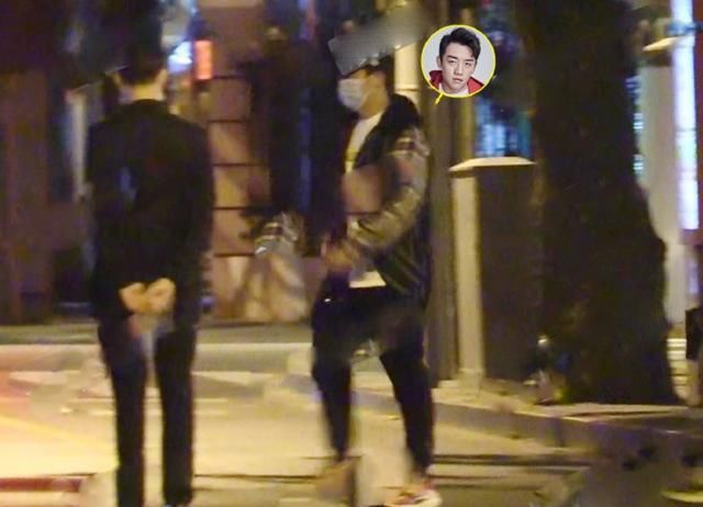 郑恺深夜与友人聚餐，拒绝美女搭车，婚后化身女性绝缘体
