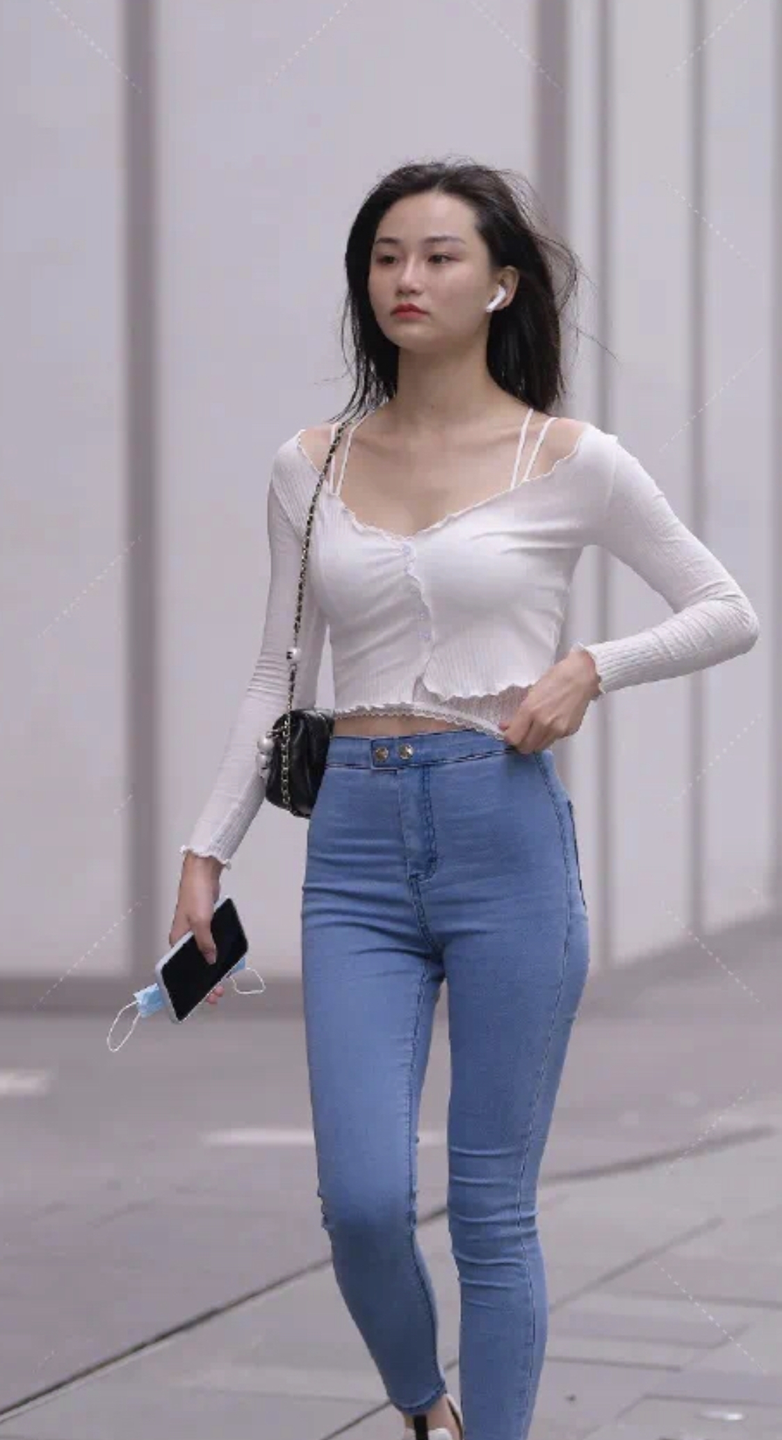 穿搭风格|骨感美女的穿搭,锁骨上衣搭配高腰牛仔裤,魅力风情挡不住