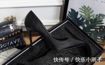 高跟鞋|黑色蕾丝露背连衣裙搭配一双红色高跟鞋时尚优雅,看上去时尚又可爱