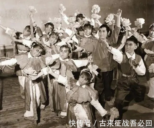 画作#“疯子画家”瘫痪后用左手画画,年近70岁收废品,称一生愧对儿子