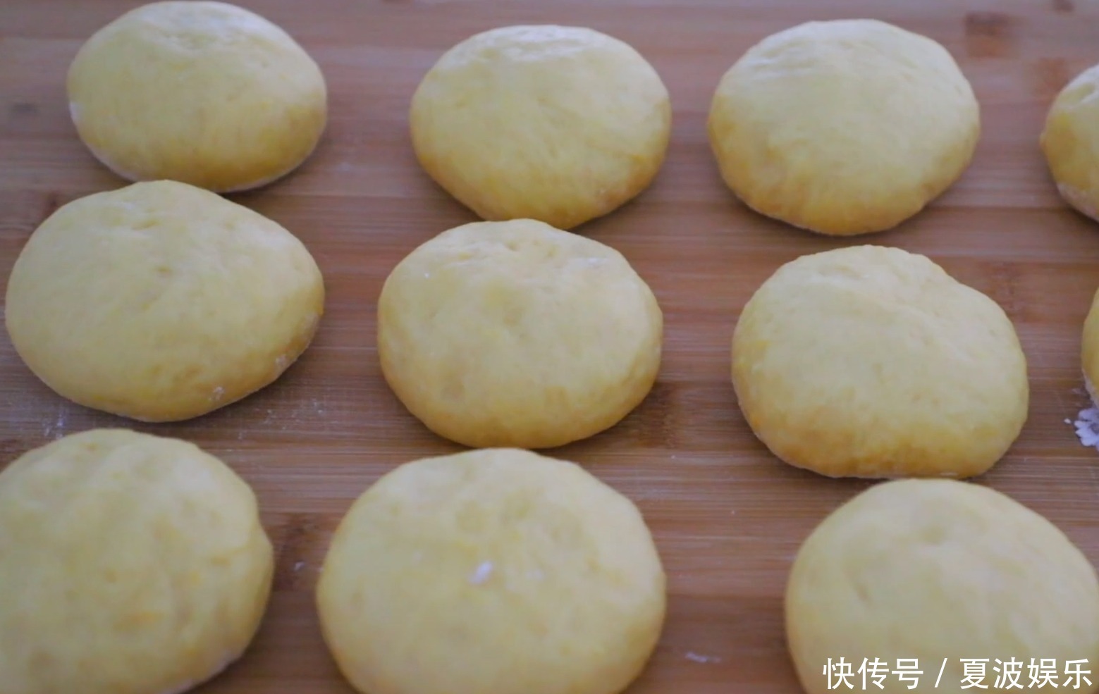 正宗发面饼一斤面粉,4个鸡蛋,蓬松暄软又香甜,比面包还好吃