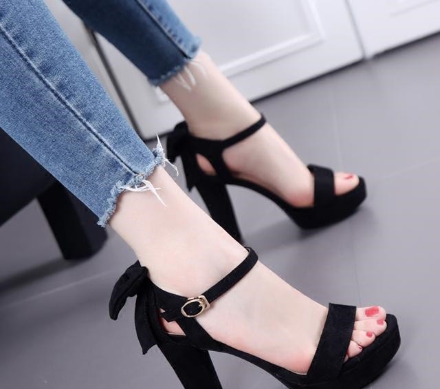 细跟 女人都最爱高挑显脚瘦的高跟鞋,不是没有道理的!