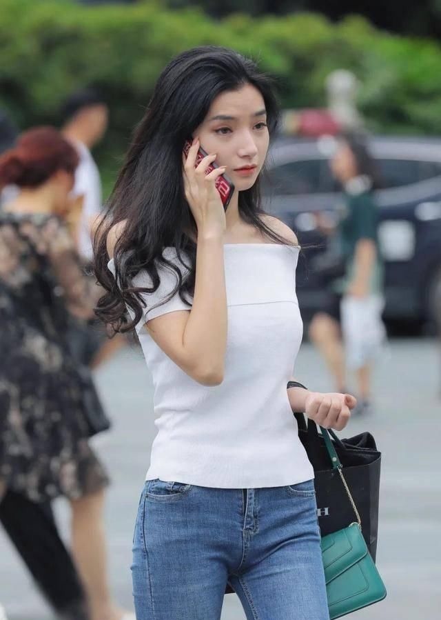 一字肩 紧身牛仔裤搭配一字肩,完美展示效果就看她了