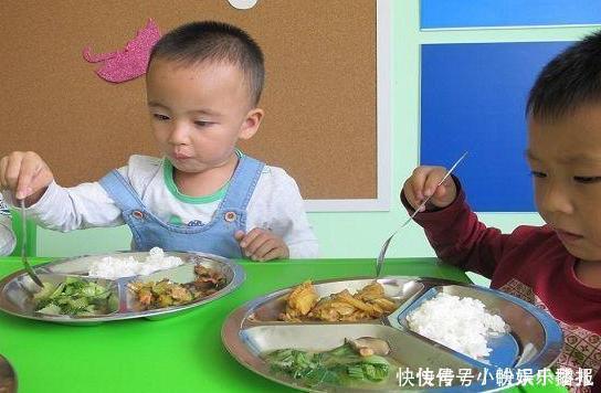 图书室|“一个月1500伙食费就吃这”,宝妈怒了,找幼儿园讨说法