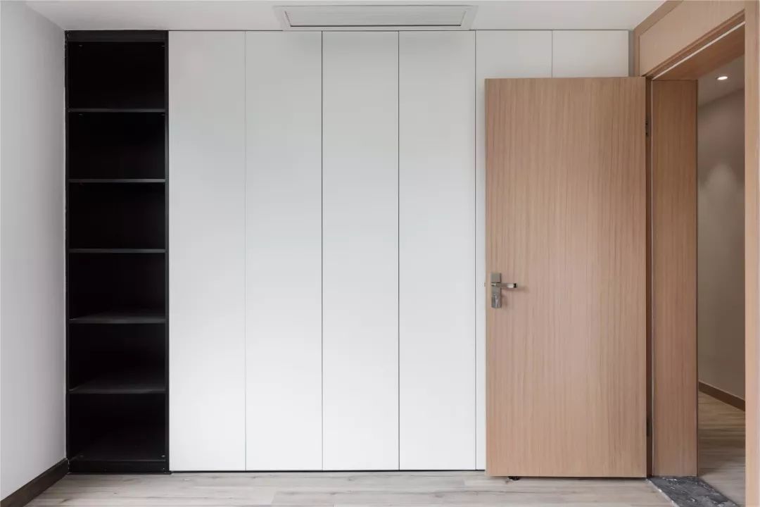 衣帽间|你家衣柜还做上下分体现在流行这样一门到顶的设计，时尚又大气