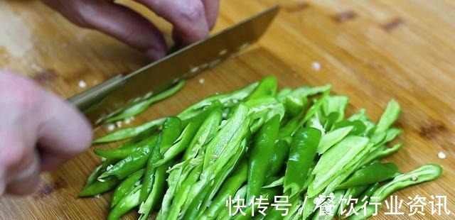 难怪饭店做的辣椒炒肉那么好吃，原来大厨都是这样炒的