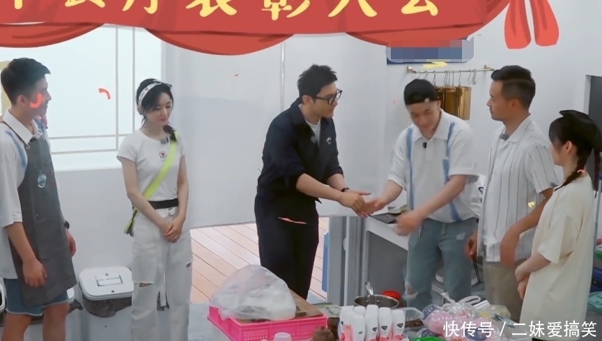 开餐厅买菜给300，一顿火锅吃掉700，这个节目已变味