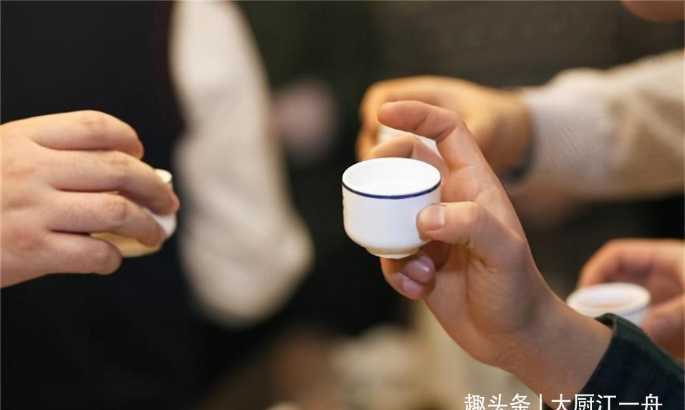 身上|买白酒时,别管什么牌子,酒瓶身上有“这行字”,全是纯粮好白酒