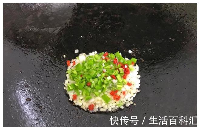 鲜香|入伏后孩子最馋排骨这做法，鲜香入味不油腻，炸后加料一拌，真香