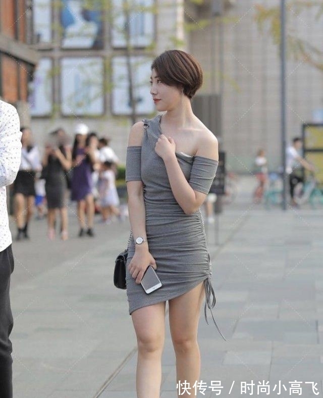 女孩们 淡褐色修身连衣裙搭配束脚高跟鞋,时尚精致,优雅大方