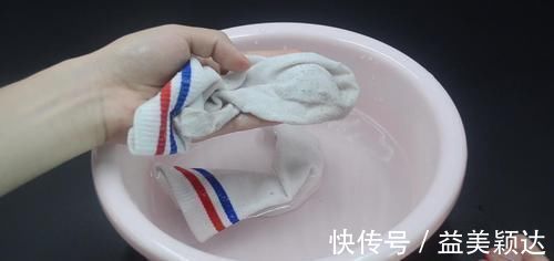 实用|夏天穿过的袜子又脏又臭？教你一招，不仅干净还没臭味，太实用了