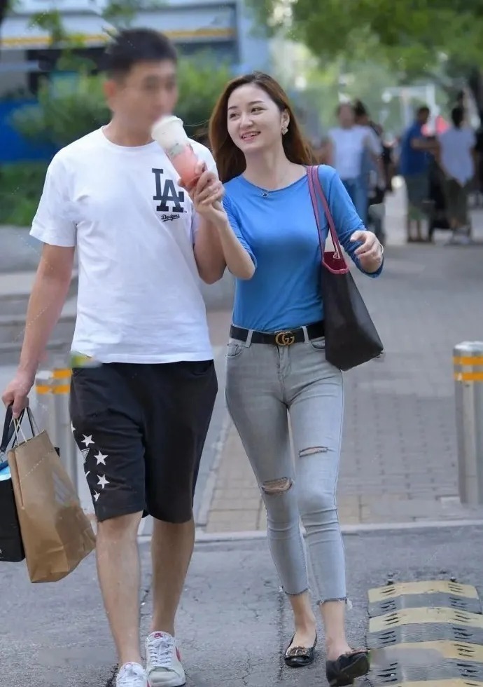 街拍:想要展现身材,选择简单修身牛仔裤,轻松解决穿搭问题