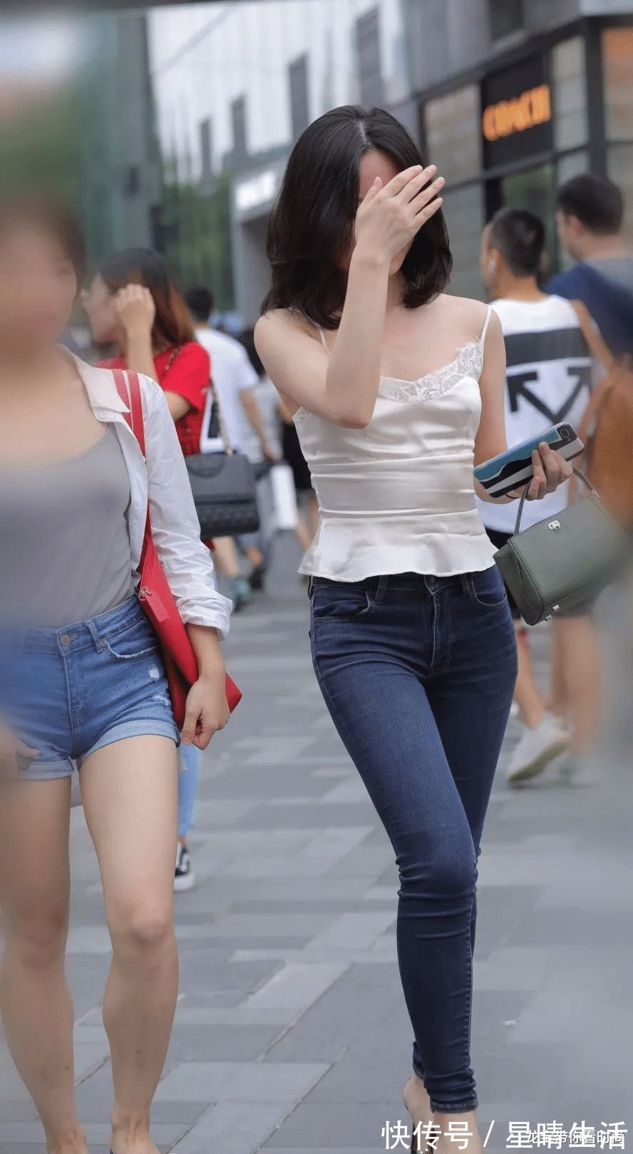 街拍 美女白背心配牛仔裤穿出了“非一般”的感觉