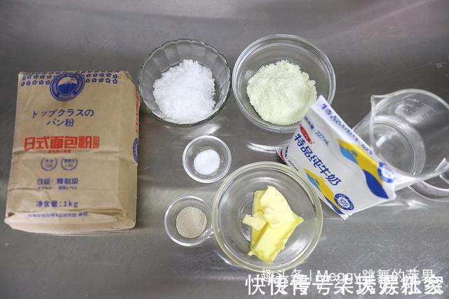 面团|面包没出炉就满屋飘蒜香，早餐零食不愁了，没菜没酱手撕吃一个