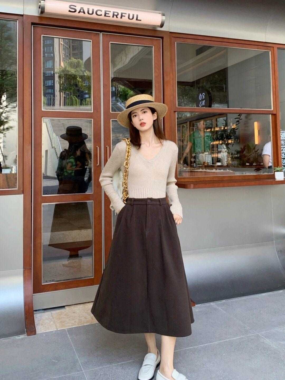 t恤|30+的女生建议多尝试优雅风，针织衫搭配高腰A字半身裙，高级减龄