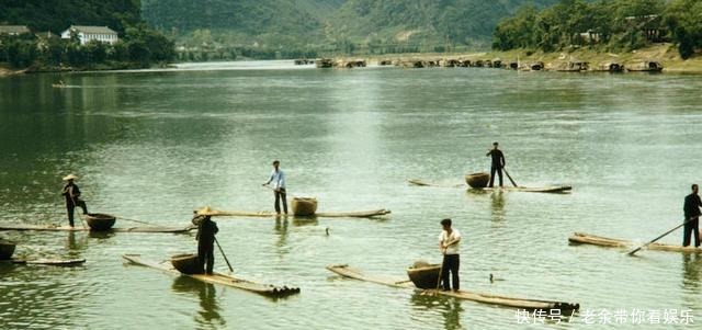 纳西族古老的象形文字中,鱼钩表示垂钓,且特别象形