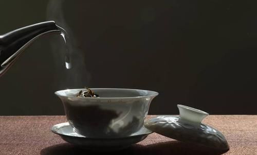 听说茶喝错了反而有害健康这些错误的喝茶方式，谨记