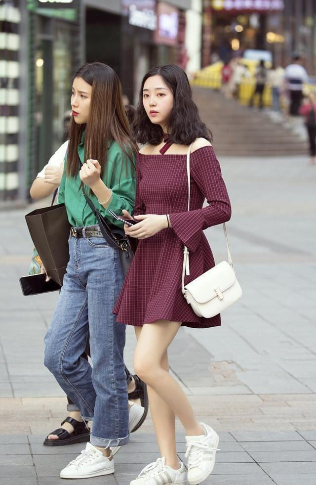 美女|美女清凉穿搭非常好看，给人的感觉光鲜靓丽，尽显曼妙身姿