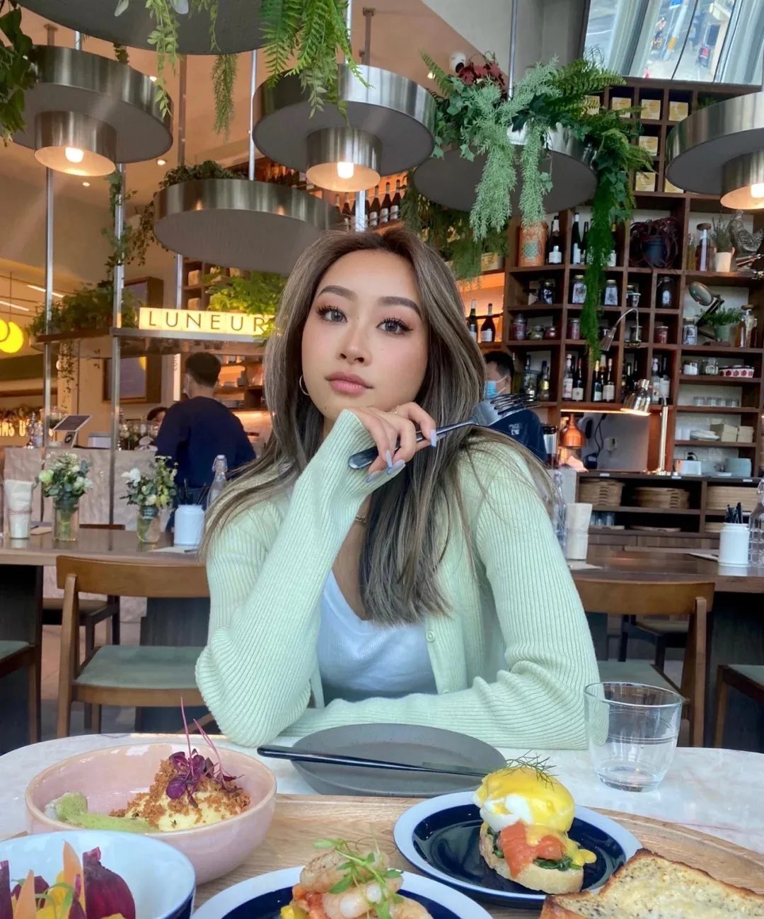 发型师|是时候染发了!今夏流行这6款发色,太显白了