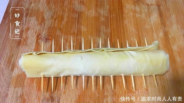 别去外面吃烧烤了,学会这道豆皮和香肠做的小吃,香辣开胃吃不够