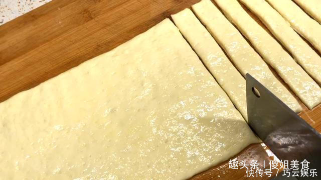 1碗面粉,1个鸡蛋,就能在家做油条,不用泡打粉,比买的好吃百倍