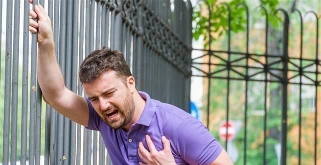 甘油三酯偏高忌2物,吃2果,喝1水,血管也许干净不堵塞