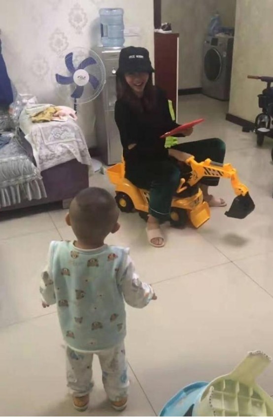 孩子|“最暴躁宝宝”火了,发现小姨霸占玩具,当场摔椅子,网友:霸气