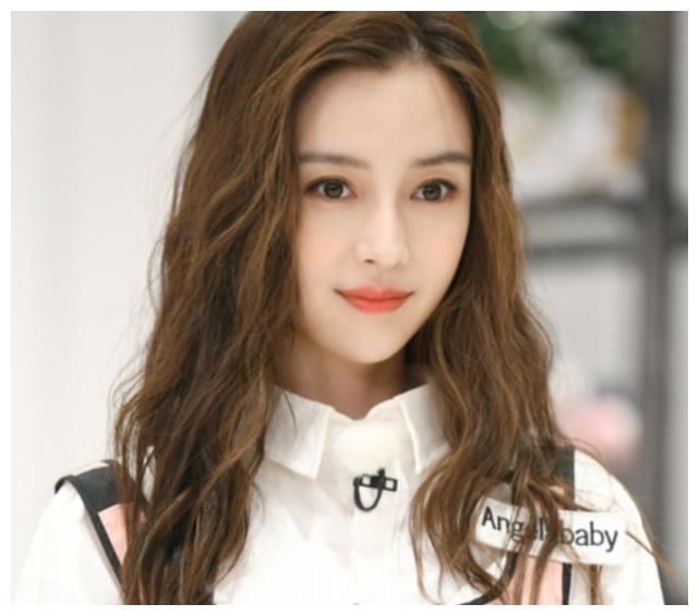 原來baby和《跑男》積怨已久?當年導演親自選的新人,發(fā)布會占據(jù)C位