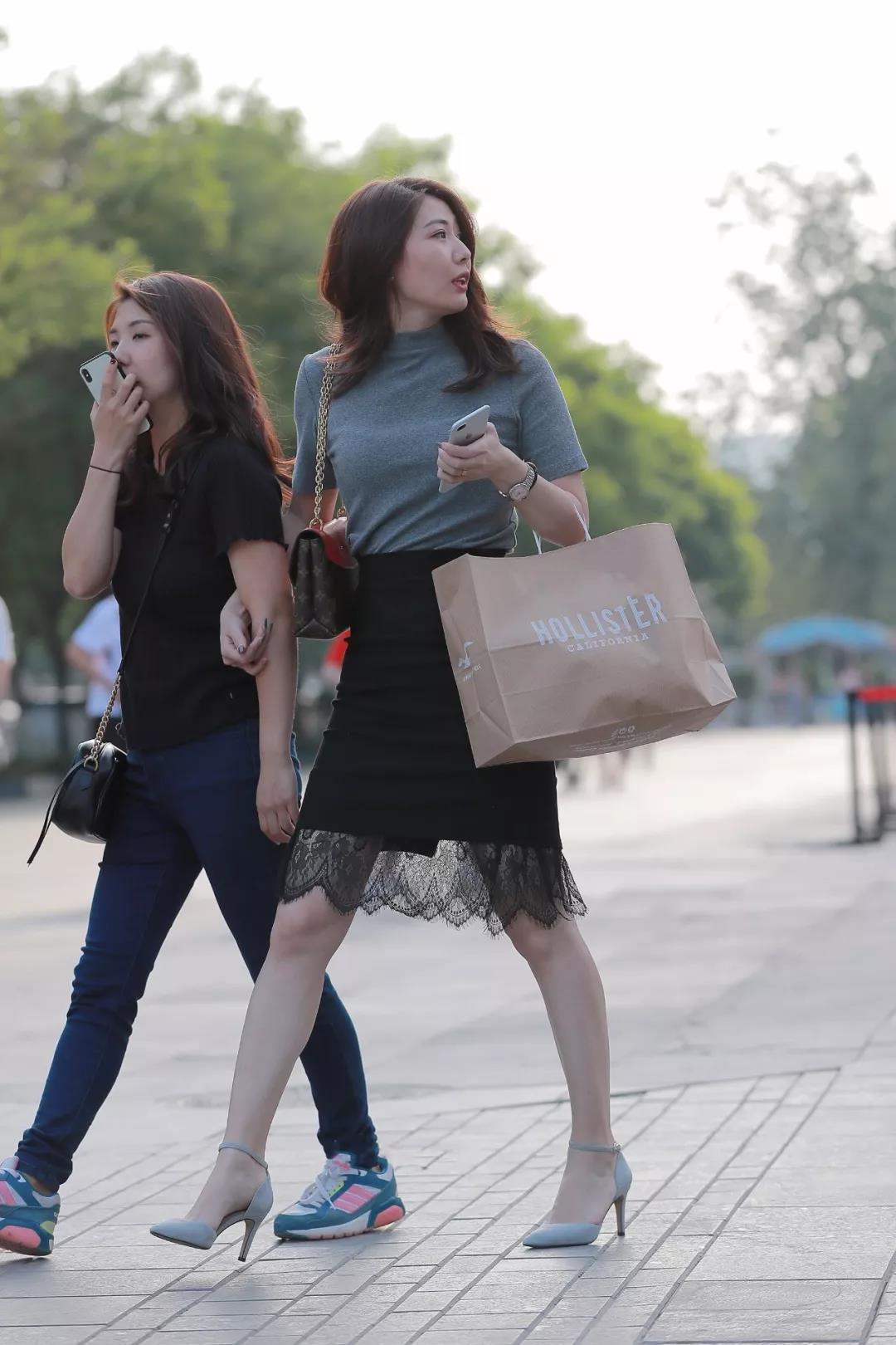 时尚|街拍小姐姐，黑色半身裙最迷人的穿搭参考，让你减龄又时尚