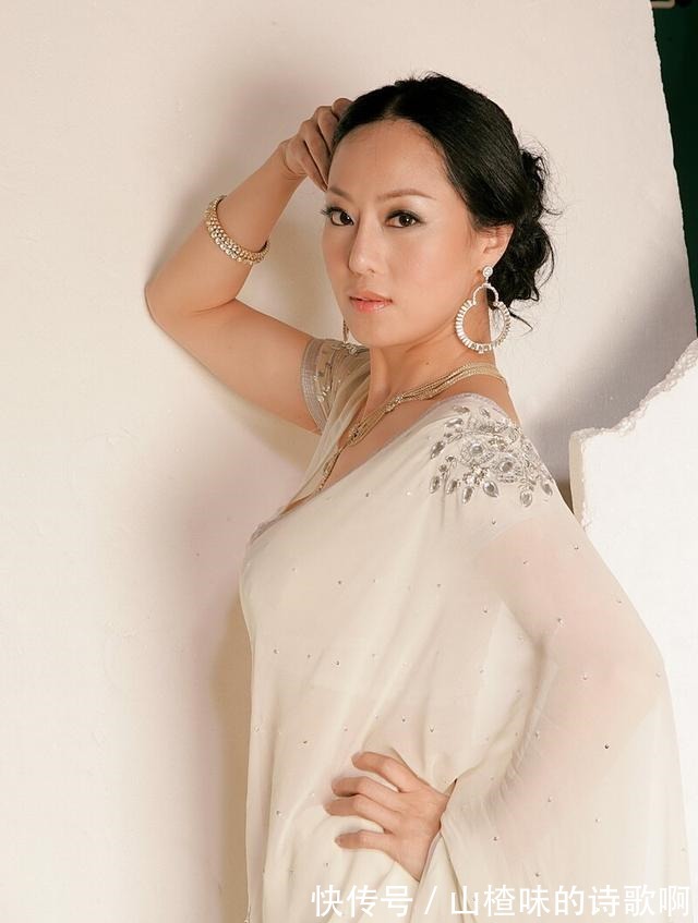 身材 章小蕙真有贵妇范,轻薄裙装点缀刺绣装饰,秀出丰润身材好迷人