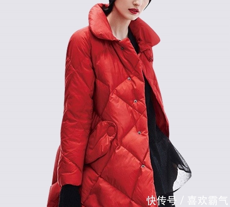 建议大家:羽绒服就买下面这颜色的,保暖还显年轻,几年不过时
