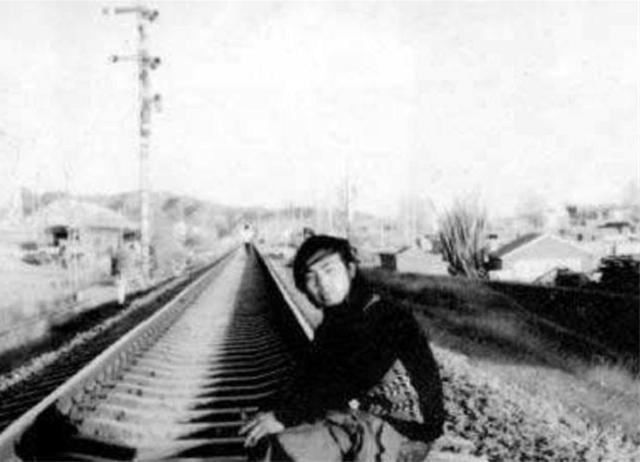 中国政法大学@他15岁上北大,25岁卧轨自杀,生前写下一首诗,几乎每个人都听过