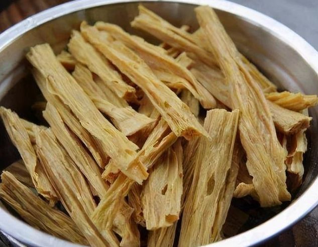 泡发腐竹最忌直接用水泡，厨师教你1招，快速泡开，不夹生还筋道