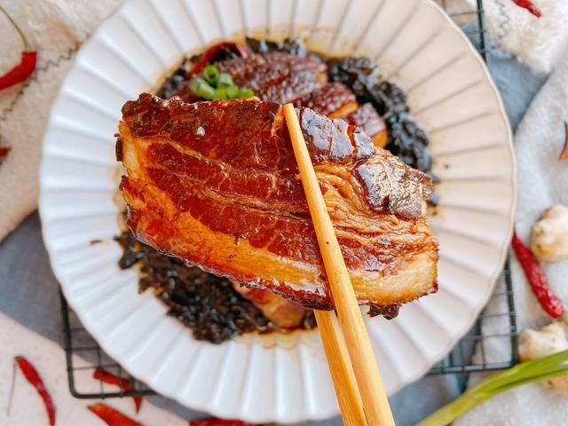 年夜饭必备梅菜扣肉，掌握3点，能出虎皮，而且肥而不腻入口即化