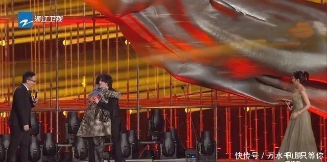 爱情大魔咒|华晨宇追星成功,和偶像互粉还同台合唱,眼神太甜了!