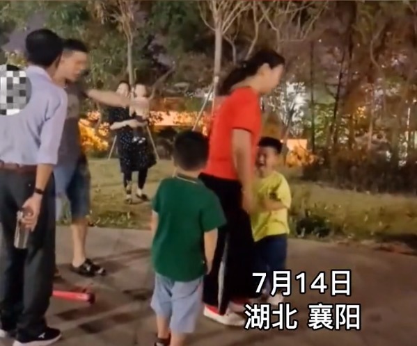 文明|两个孩子打架，吃亏一方妈妈急眼：别怂，给我打回去
