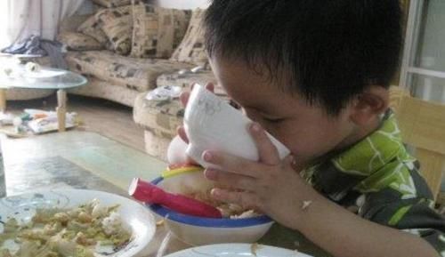 小贾|奶奶坚持那样给孩子吃饭,终把孩子喂“残了”,医生怒斥太无知