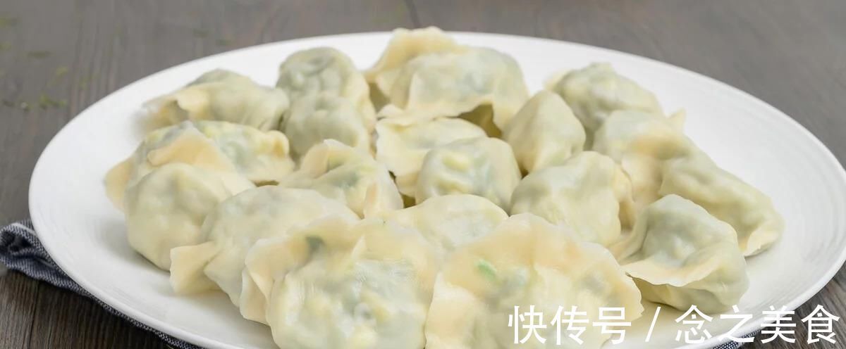 速冻水饺|超市里很便宜一袋的速冻水饺是怎么做的?人工的吗?