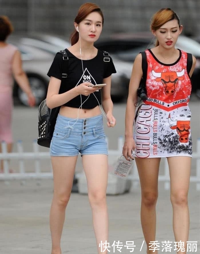  尽显|街拍：小姐姐身穿白色热裤搭配黑色塑身上衣, 尽显白皙大长腿!