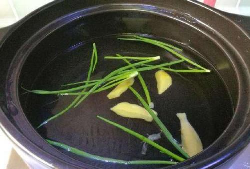 白水煮虾，放食盐还是白醋？大厨：都不对，这样做虾肉鲜嫩无腥味