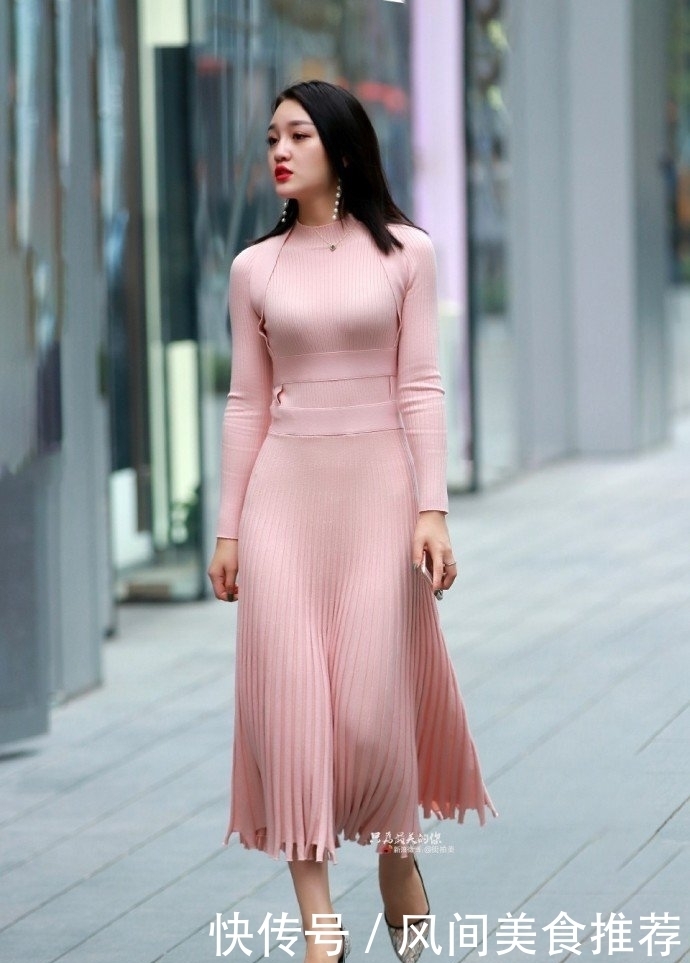 街拍:小姐姐一袭粉色连衣裙,穿出自然的美感!