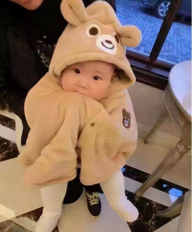 宝宝|“尿不湿大侠”火了,腰挂奶瓶手提宝剑,气质拿捏得恰到好处