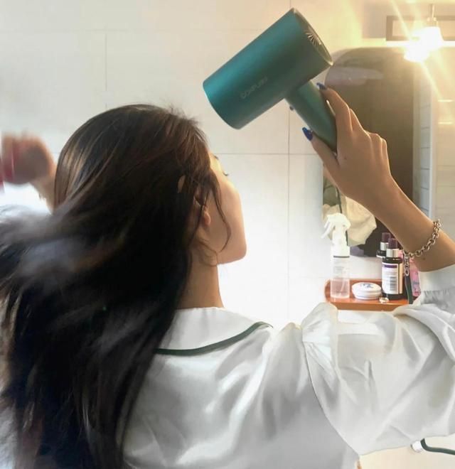 干枯|4个洗头小技巧,让你远离毛躁干枯,气质高级有女人味!