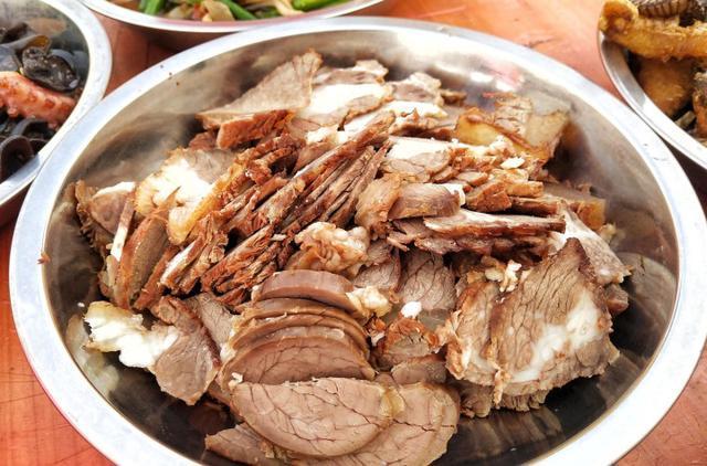 同事农村办婚宴随了500份子钱,饭菜一上桌,看得我不想动筷子