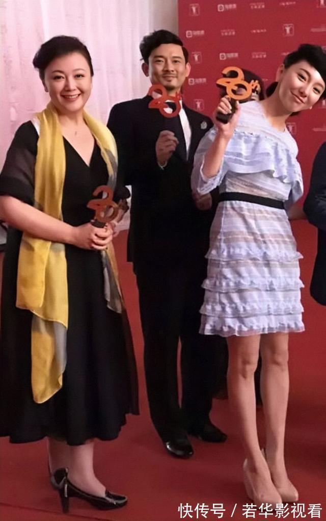 纯色 赵静过了60岁也是很有姿色的奶奶,穿黑裙披金色围巾,丰润高贵