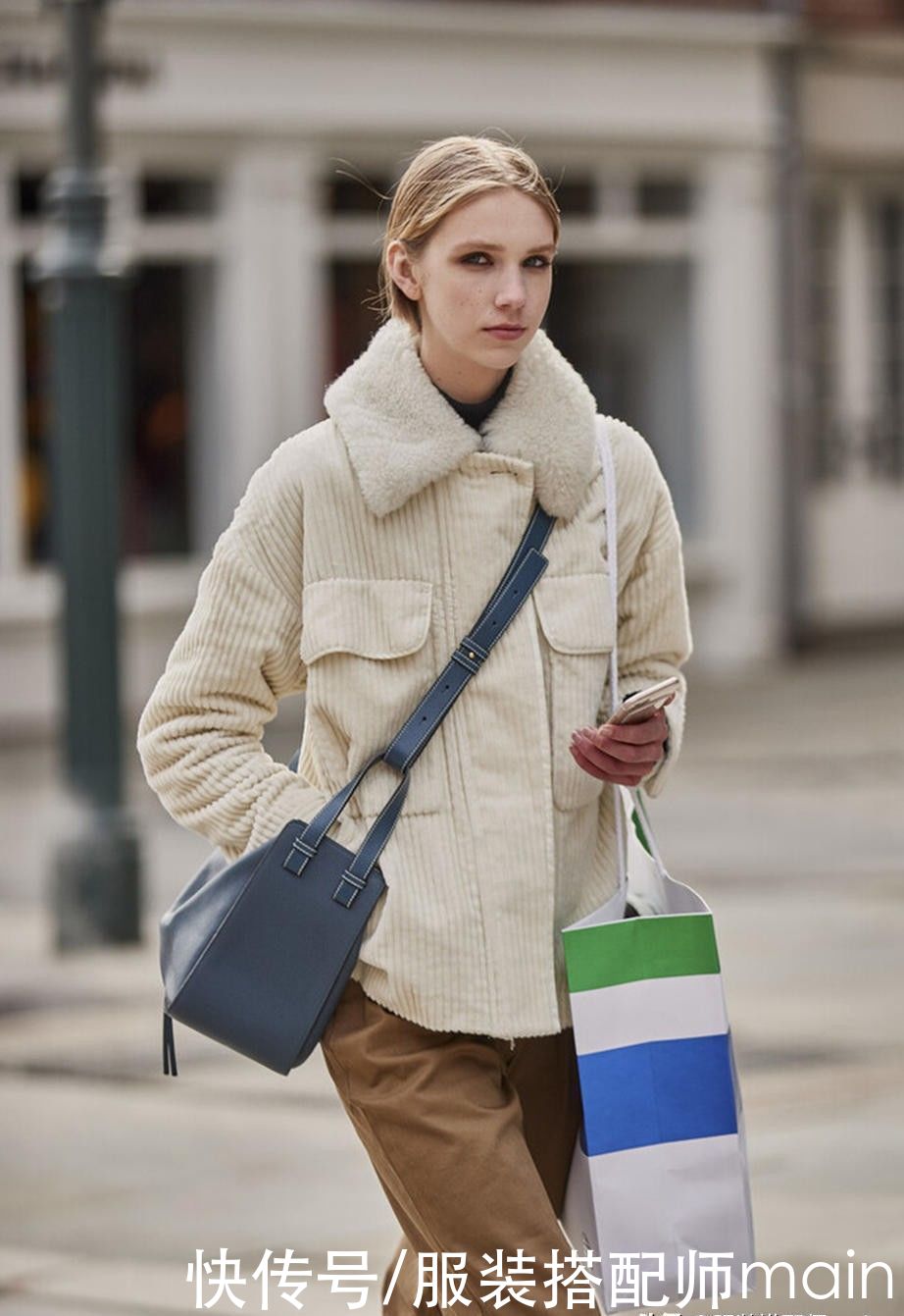 今冬的外套，请优先考虑“毛领款”，穿上让你又潮又美